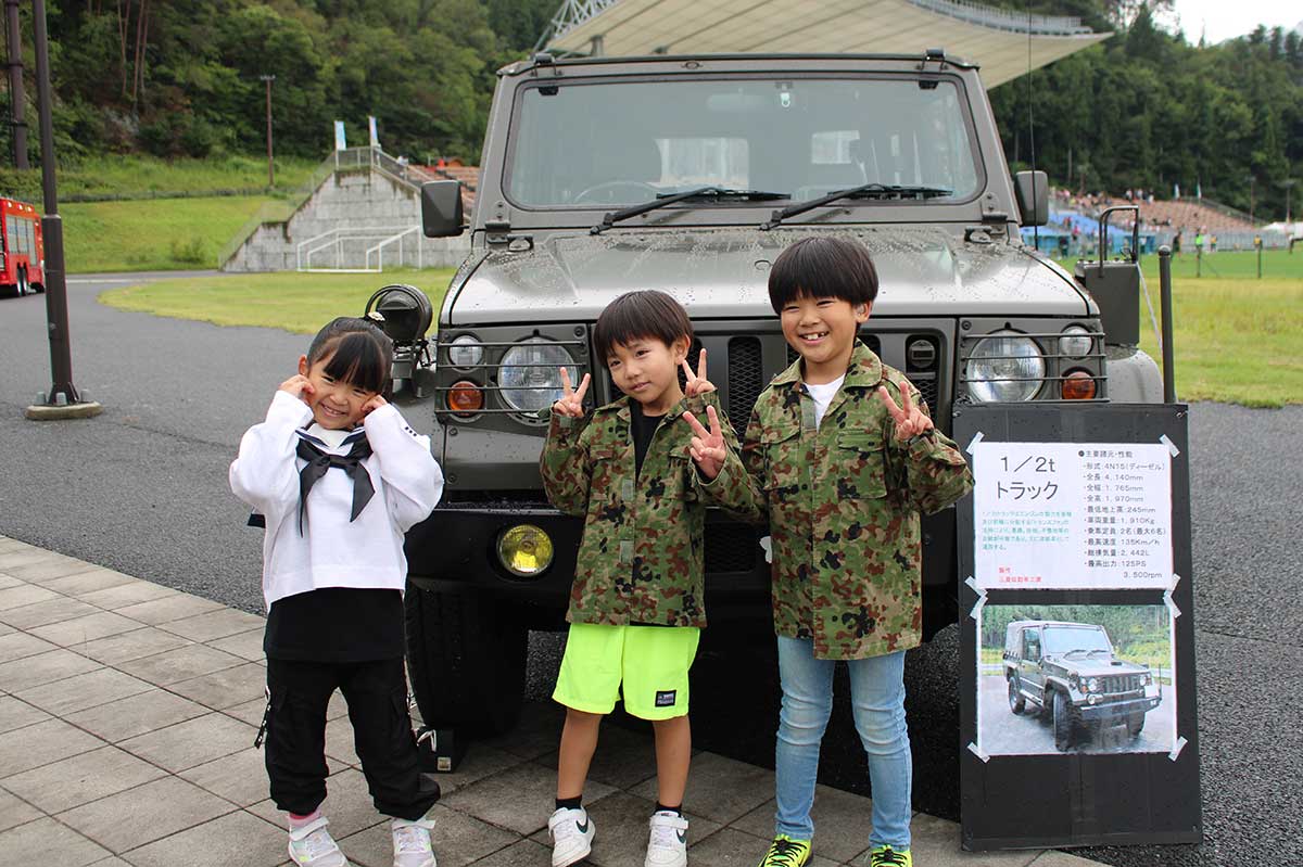 自衛隊、警察、消防車両が集まる「働く自動車展」は人気の写真スポット。家族連れらが楽しんだ