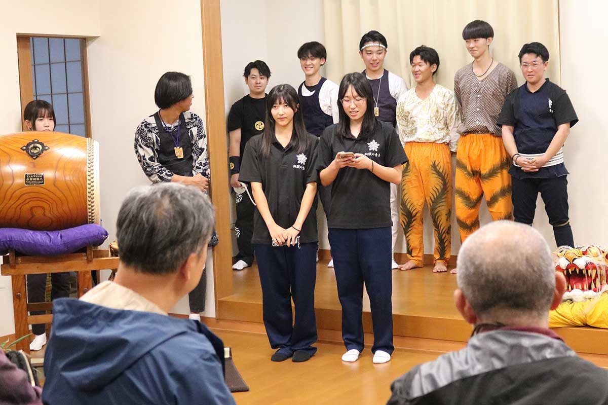 自己紹介や虎舞の解説は日本語の後に英語で。女子生徒2人が担当