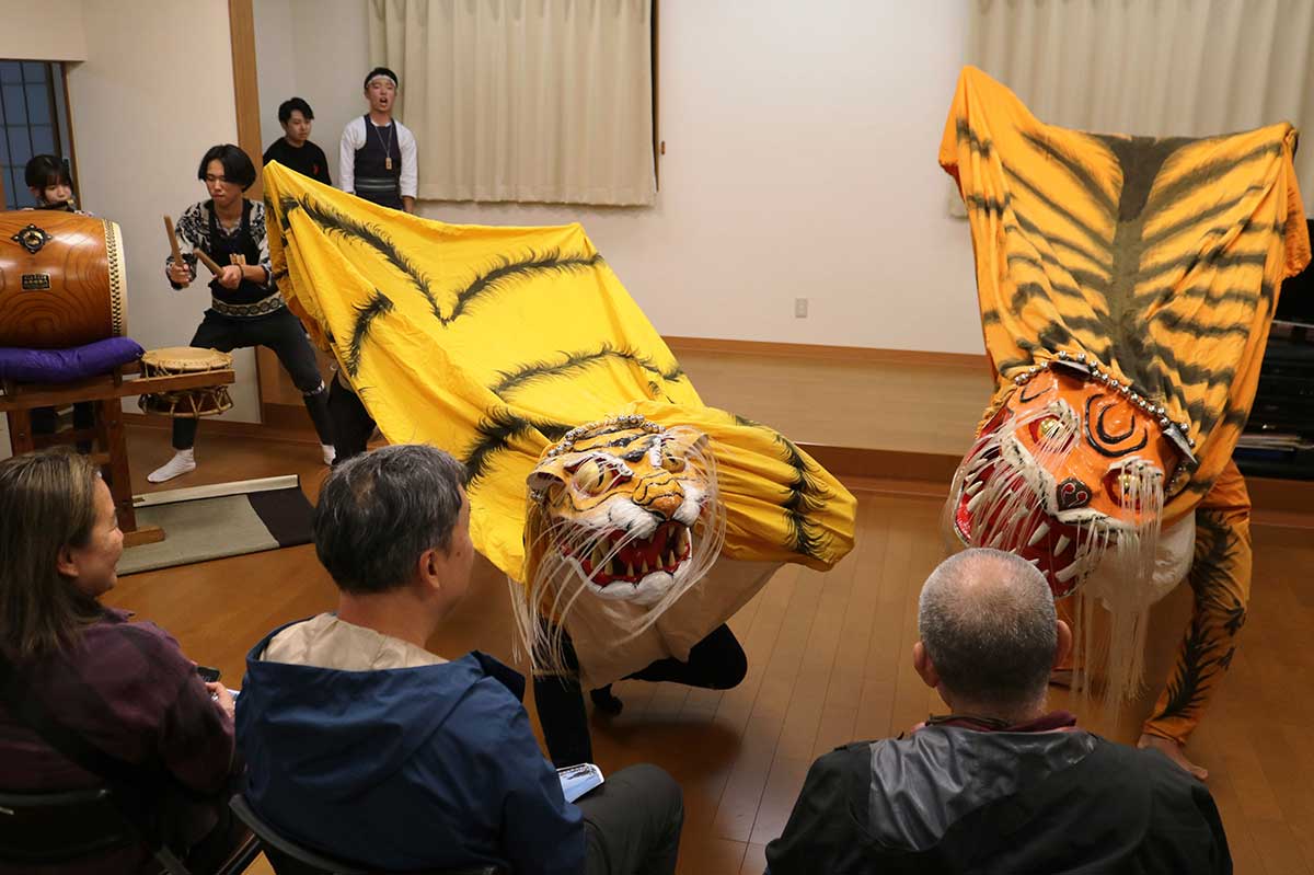 春のうららかな日差しを浴びて虎が遊び戯れる様子を表現した「矢車」