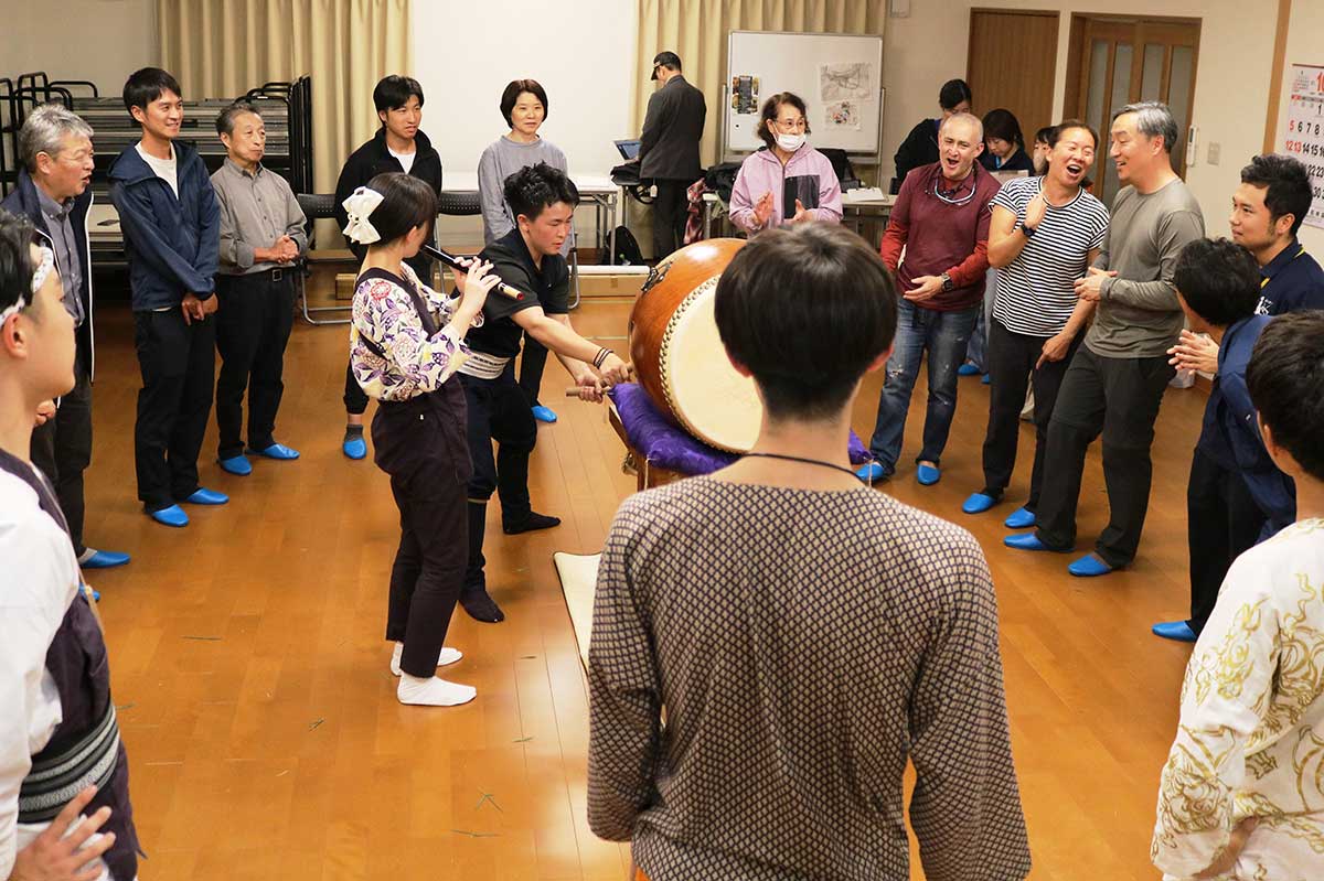最後は集まったみんなでお囃子体験。外国人客も声を出して一体感を味わう
