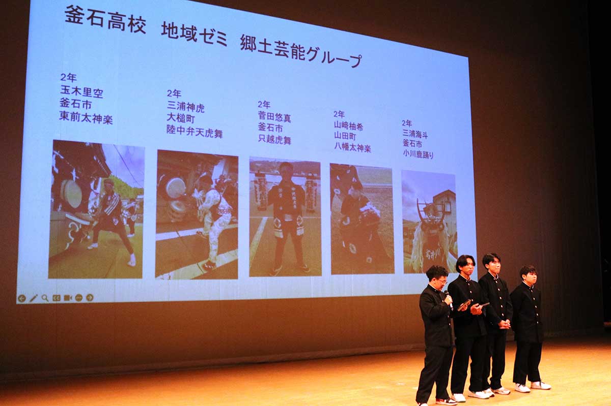 5日に行われた三陸国際芸術祭で自分たちの活動を紹介=TETTO