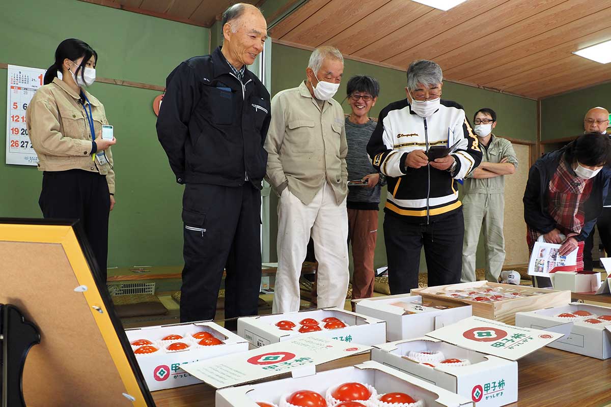 目揃会で出来を確かめ笑顔を見せる生産者ら