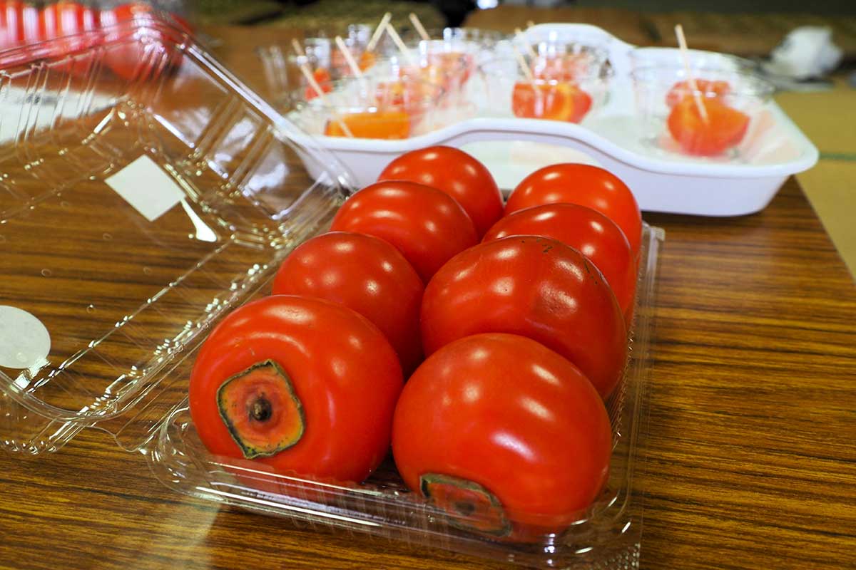 鮮やかな紅色とぷるんとした食感が特徴の甲子柿