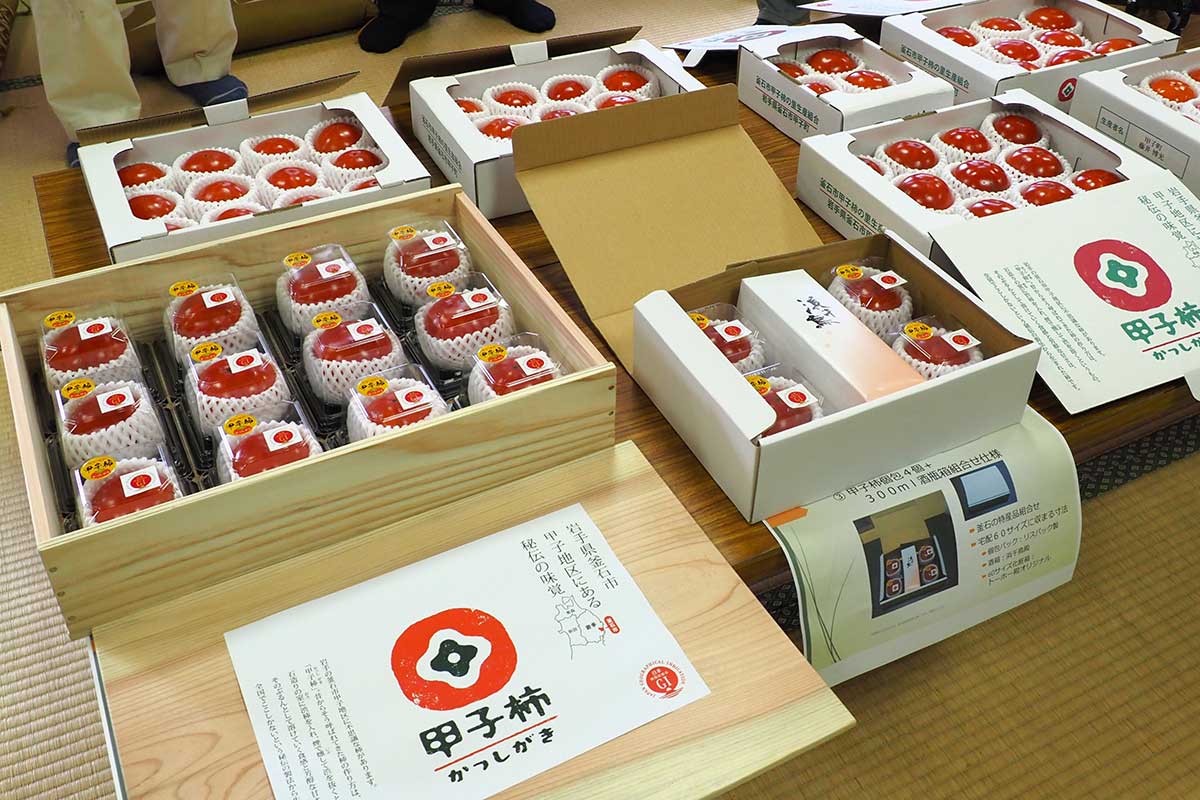 木箱入りや特産品を組み合わせた贈答用パックの見本