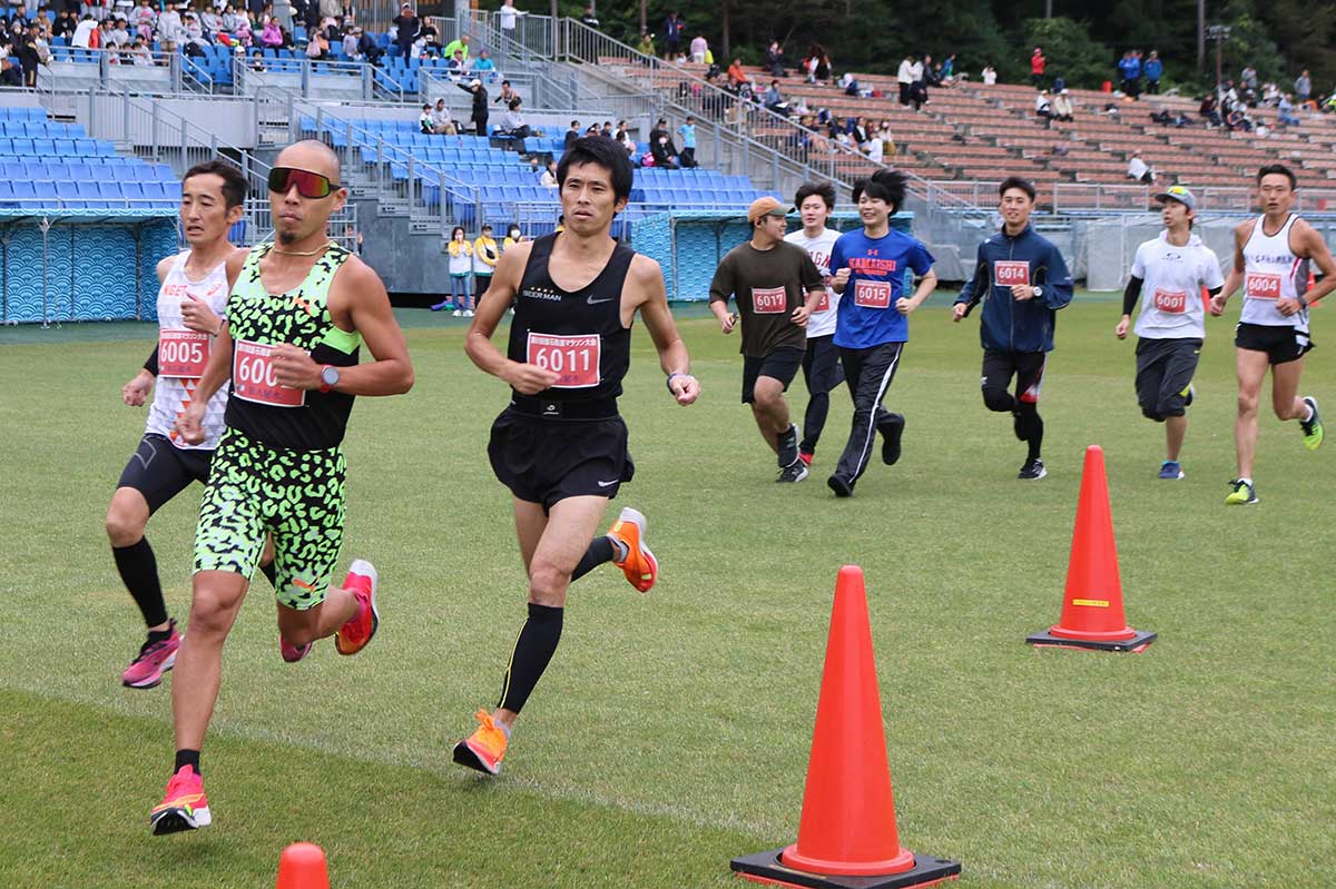 5キロアップダウンの部に挑む男性参加者。ハイペースのスタートダッシュ