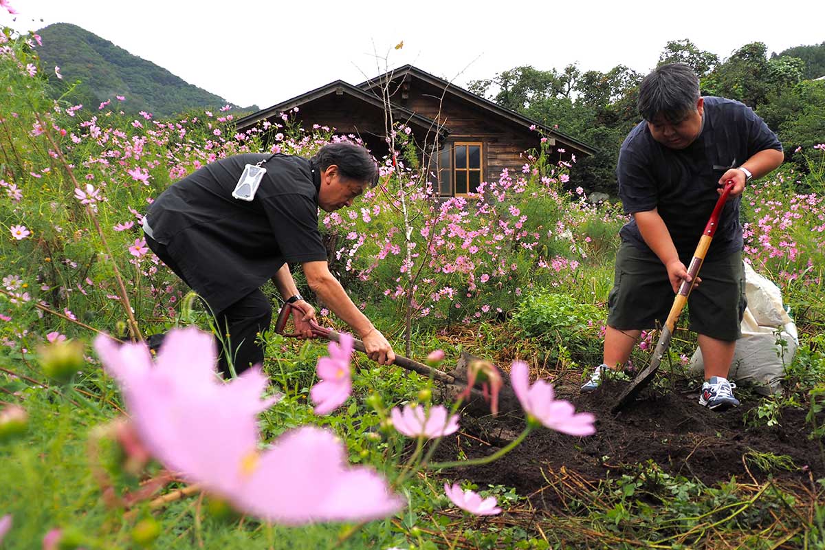 首都圏の企業ボランティアらが植樹作業を手伝った