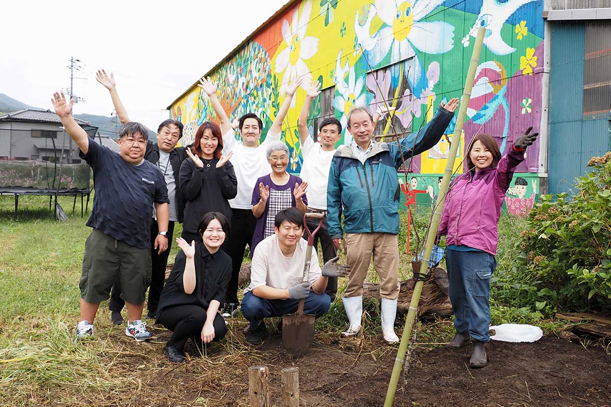 サクラの成長と開花を期待して作業に励んだ参加者