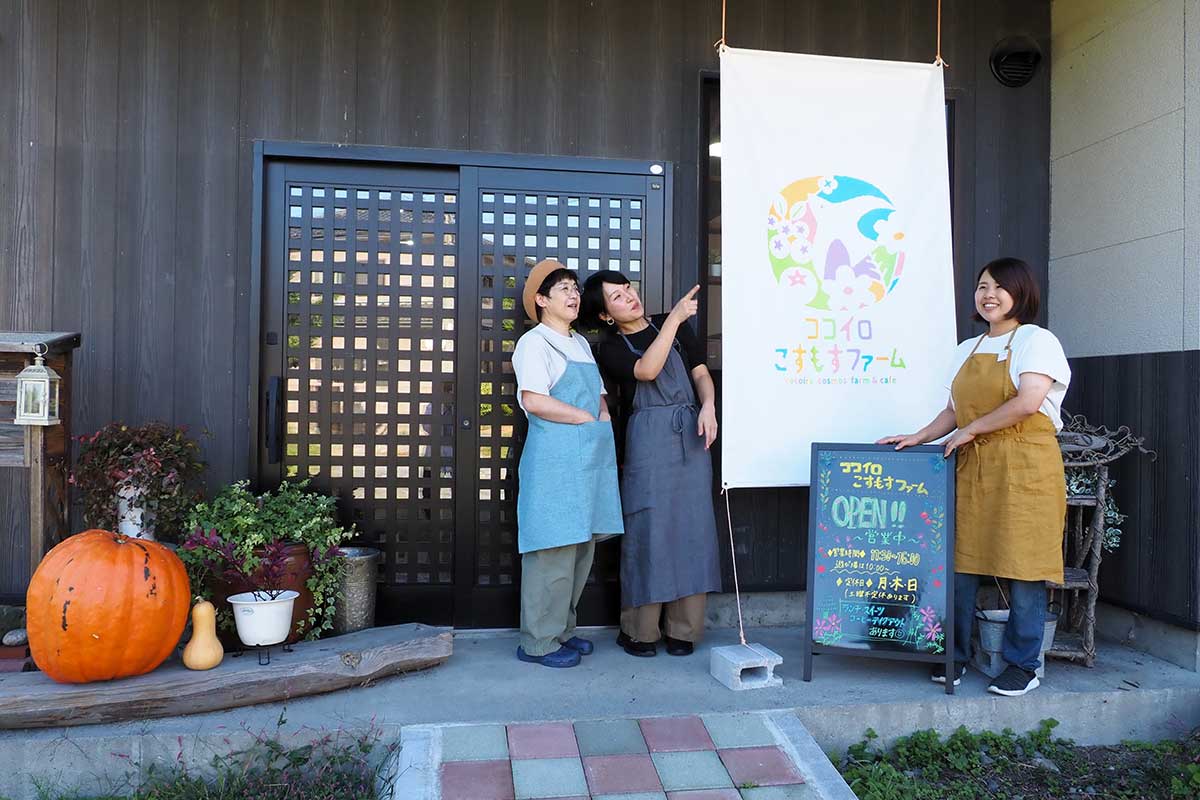 カフェの運営は石塚代表(右)ら3人体制=10月8日