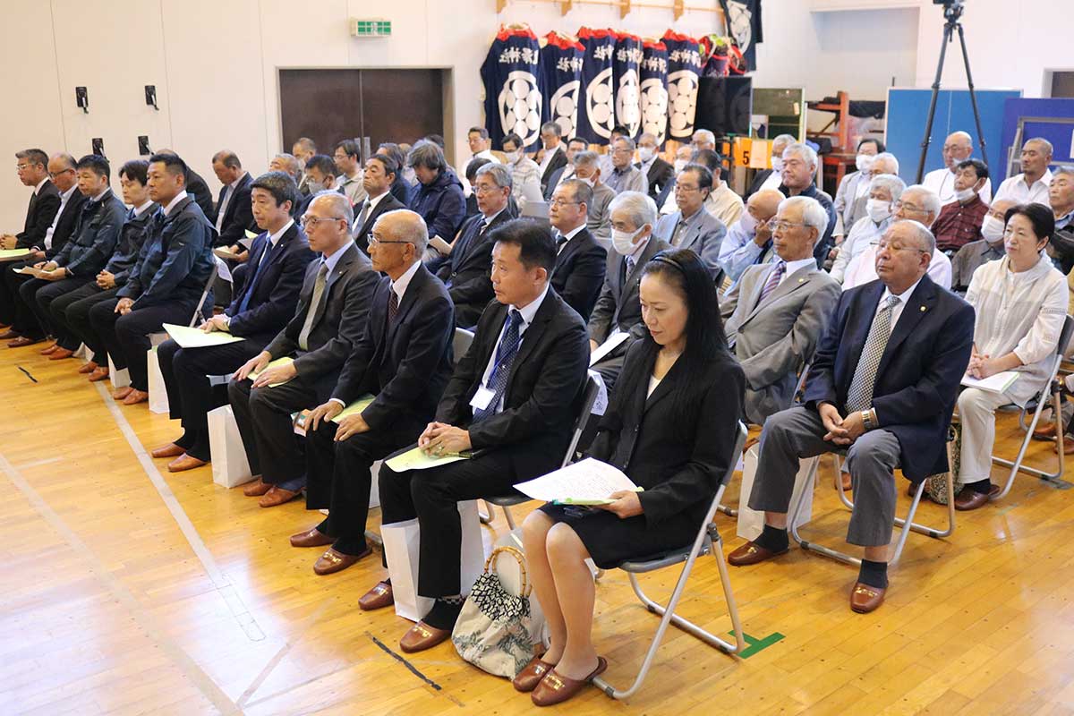 和山牧場の歴史を聞きながら、振興社の歩みに理解を深める出席者