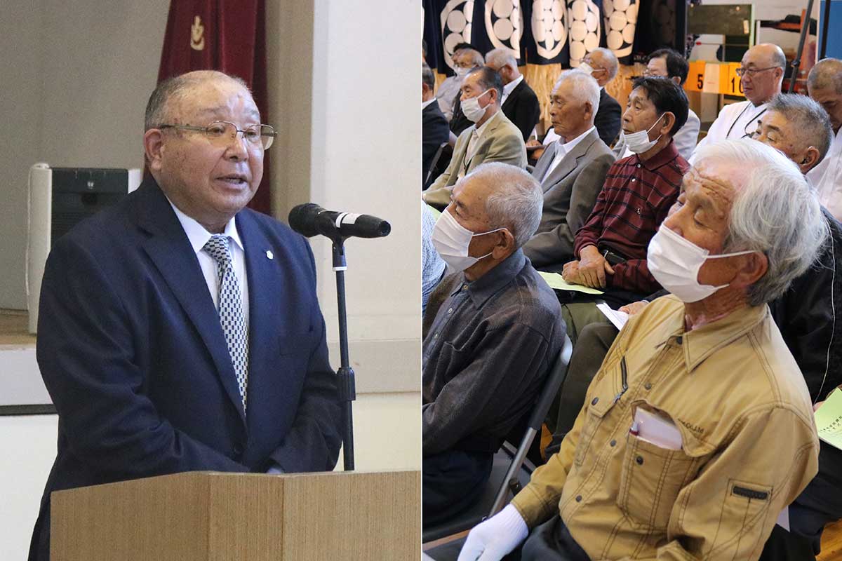 式典で和山牧場の思い出を語る小笠原松見さん(左)。18歳から“牛飼い”一筋。振興社の顧問も務める