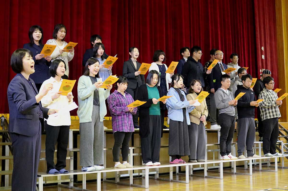 栗林小の伝統、PTAによる「コールマロン」の合唱