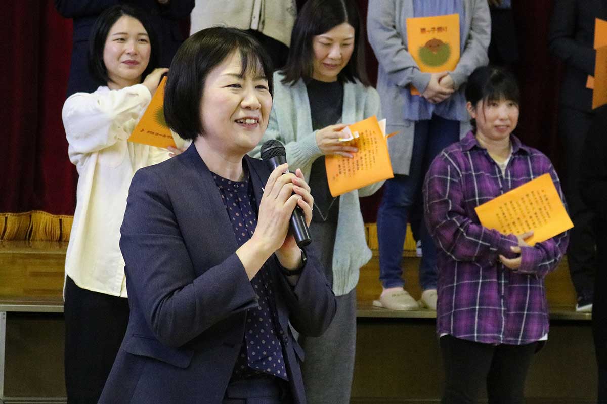 発表会には栗林小前校長の八木澤江利子さん(手前)も招かれた1
