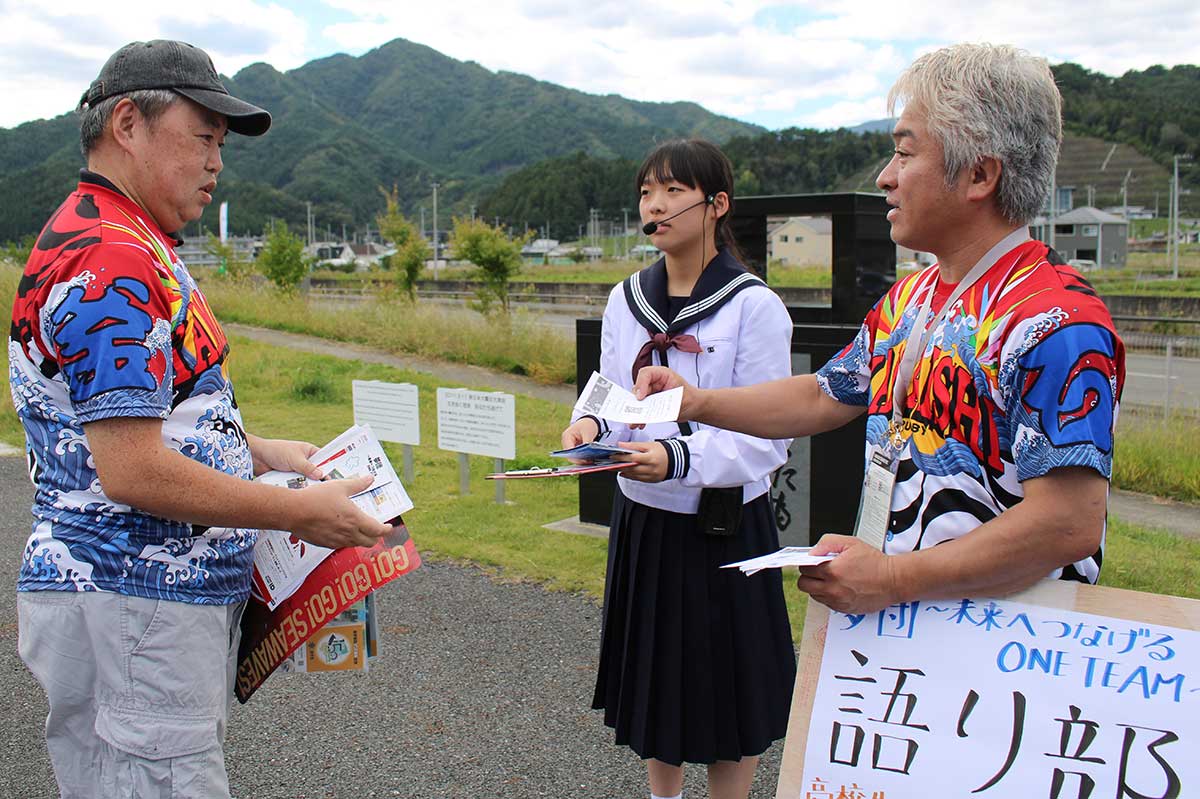 釜石高「夢団」メンバーはスタジアム内の震災祈念碑前で語り部活動を実施=9月27日