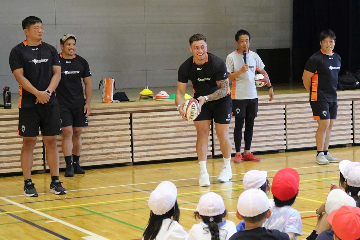 体育館のスペースいっぱいにロングパスを披露するハラトア・ヴァイレア選手(中央)