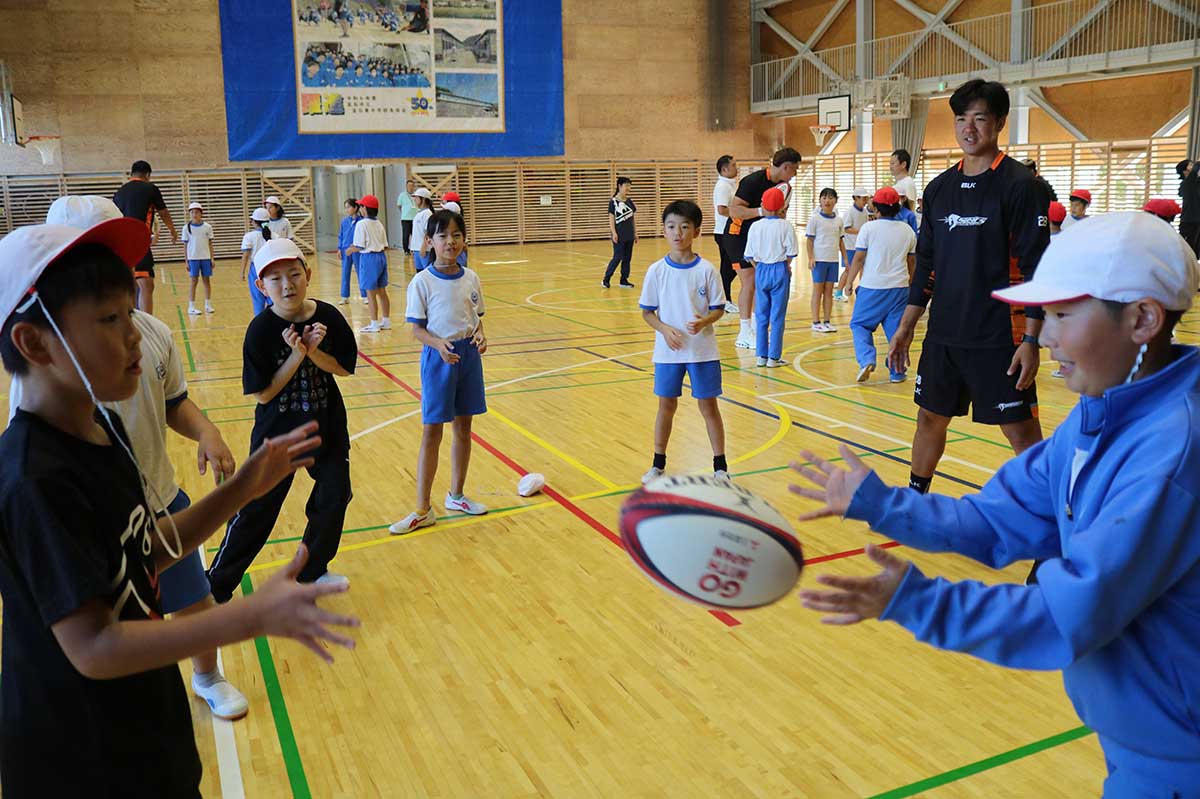 右に左にボールをパスし速さを競う。合間にはグループで作戦会議も