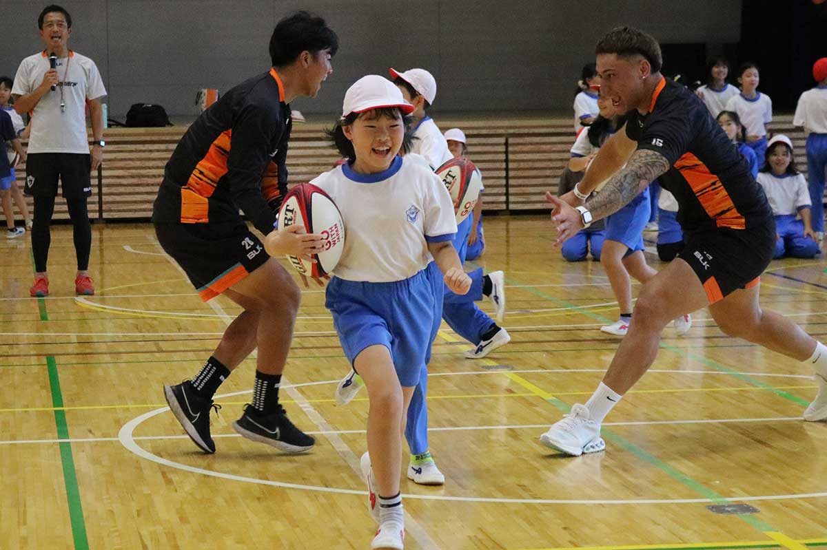 選手にタッチされないように“ディフェンス突破”。絶妙なステップでかわす児童も