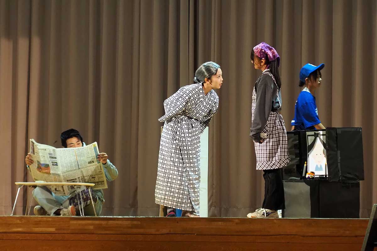 3年間の学びを盛り込んだ「野菊ばあちゃん物語」を上演