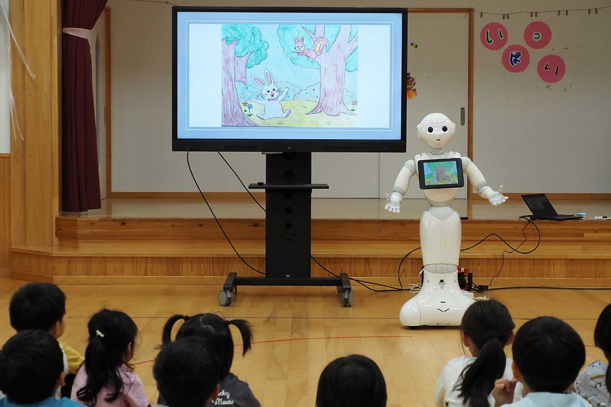デジタル紙芝居を読み聞かせするペッパー