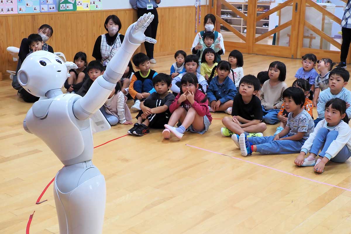 ペッパーのダンスをじっと見つめる園児たち