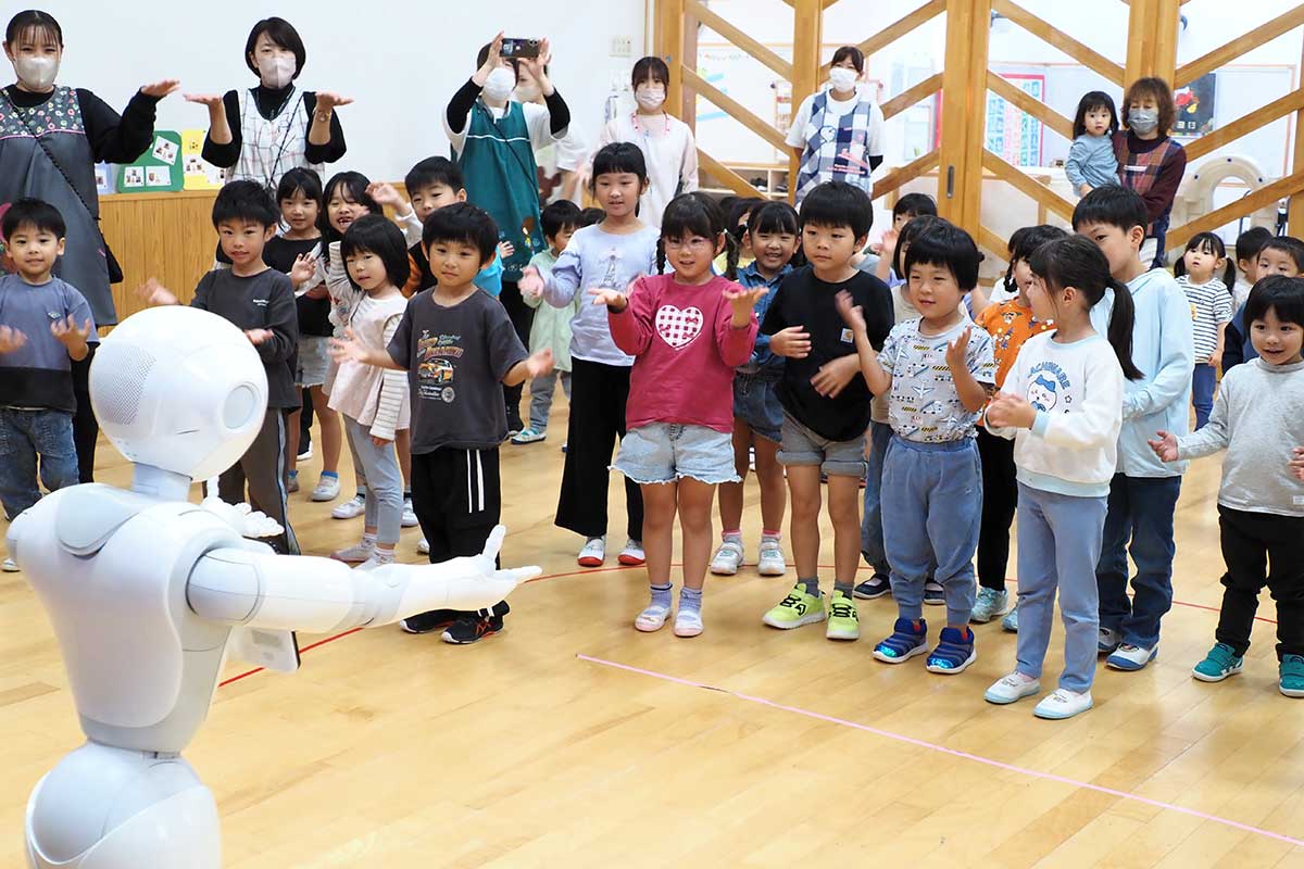 ペッパーの動きをまねして踊る子どもたち