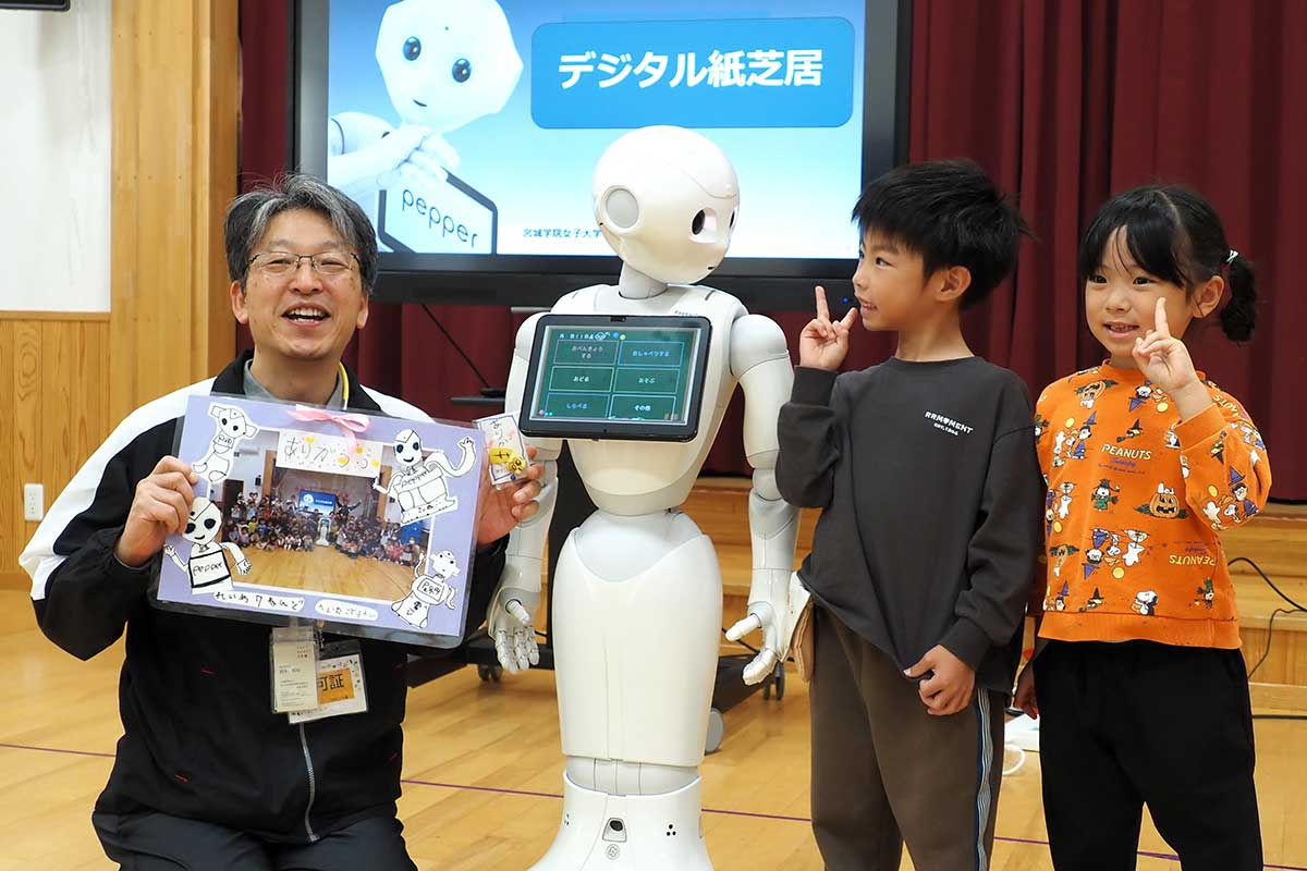 触れ合いの機会を作った鈴木利昭さん(左)