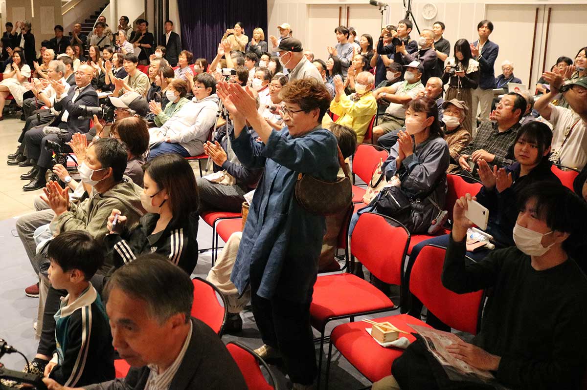 各芸能団体の演舞に熱い拍手を送る観客