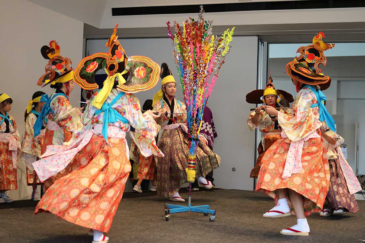 洋野町の「瀧澤鶏舞」。念仏供養の踊りで、ヤナギ（花）を中心に円陣となって踊る
