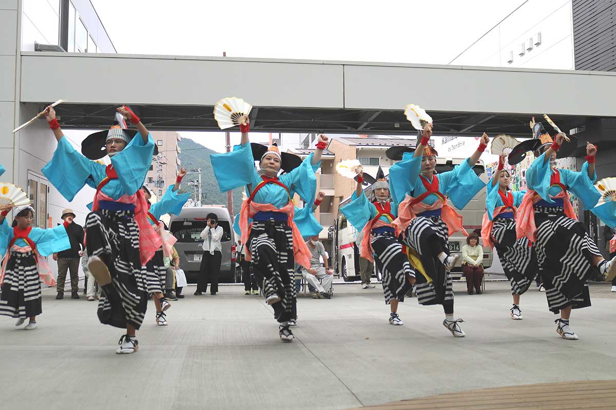 岩泉町の「救沢念仏剣舞」。毎年お盆に寺で踊り、先祖の御霊を慰める