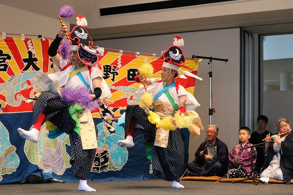 県指定無形民俗文化財の「大宮神楽」（田野畑村）。躍動感あふれるダイナミックな舞で観客を魅了