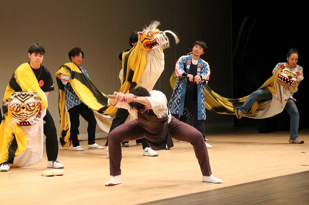 虎舞の演目「跳ね虎」の体験コーナー。頭を握る手の高さや足の運び方を見よう見まねで…