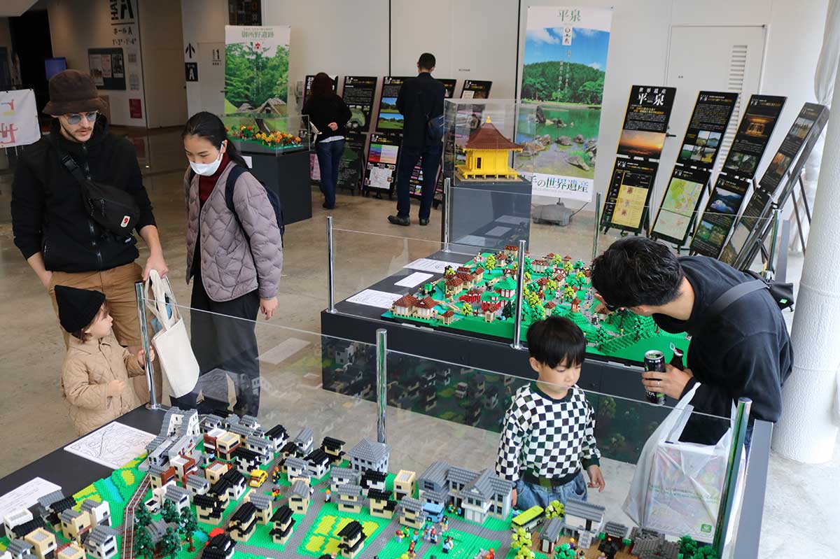 本県の3世界遺産を紹介するパネル展示。子どもたちはブロックに目がくぎ付け