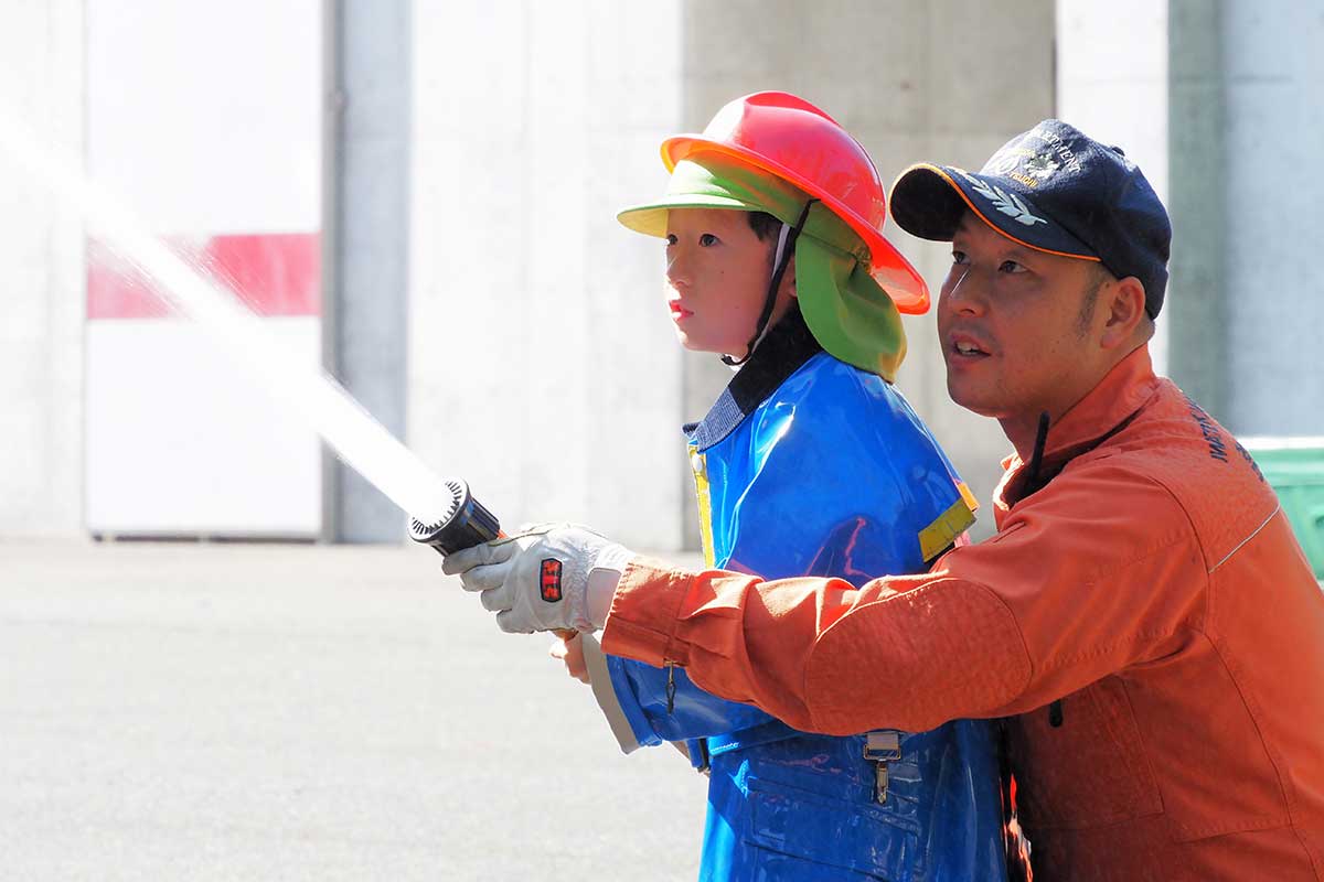 しっかり消火!消防士になり切って放水