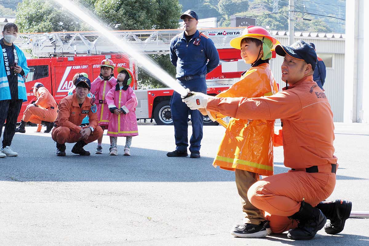 釜石消防署員に支えられ放水体験「楽しいな」