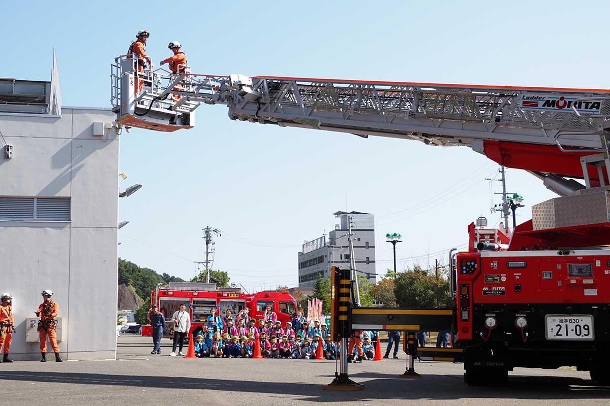 はしご車を使って高所から人命を救助する訓練を見学