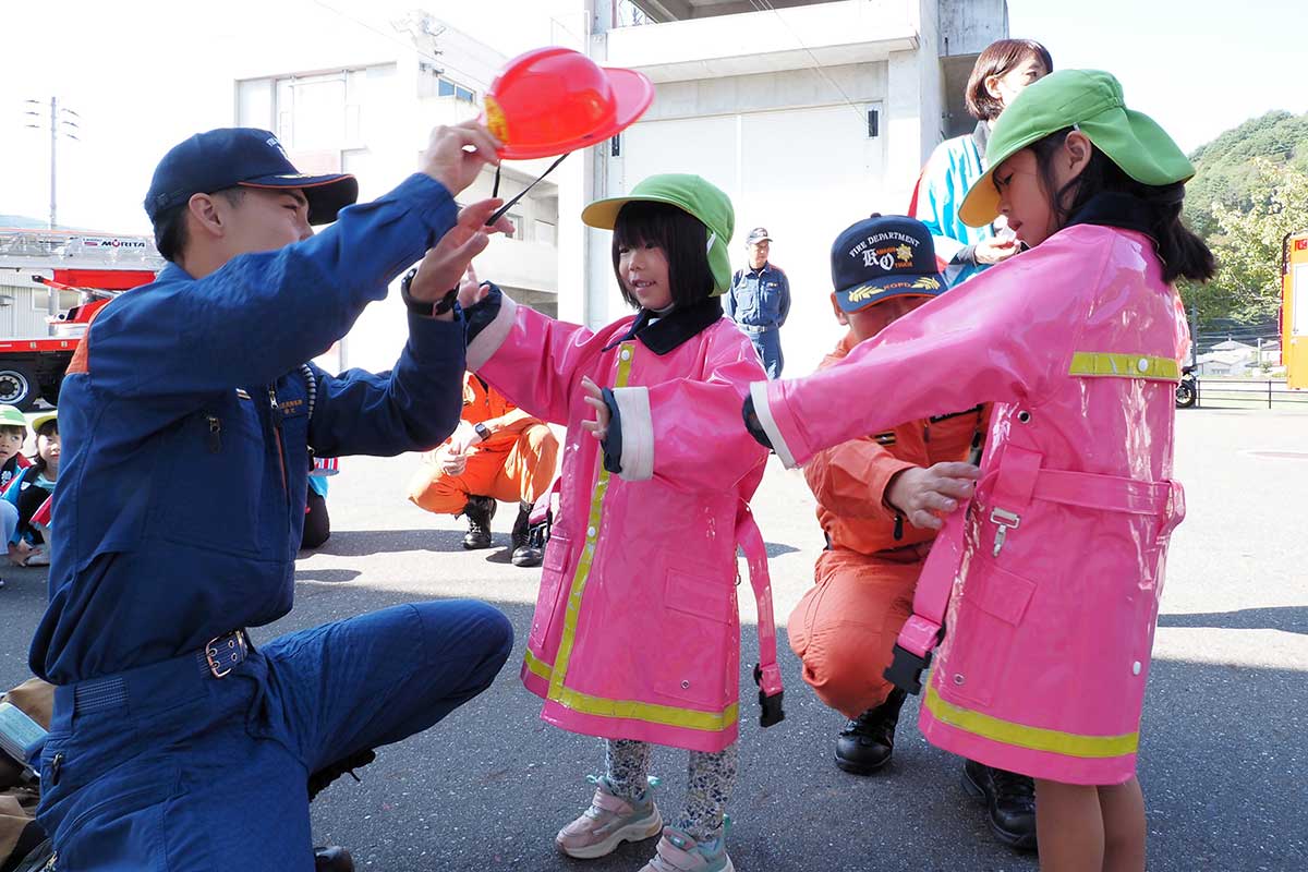 消防署員との触れ合いに笑顔を見せる園児