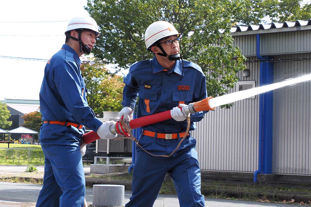 火元に見立てた的に放水。緊張感を持って実践