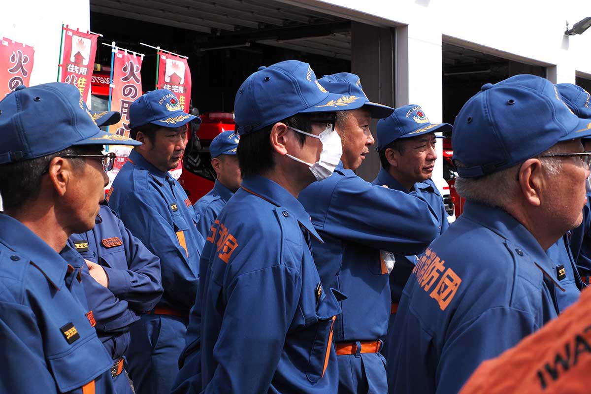 訓練に臨む仲間の様子をじっと見つめる参加者