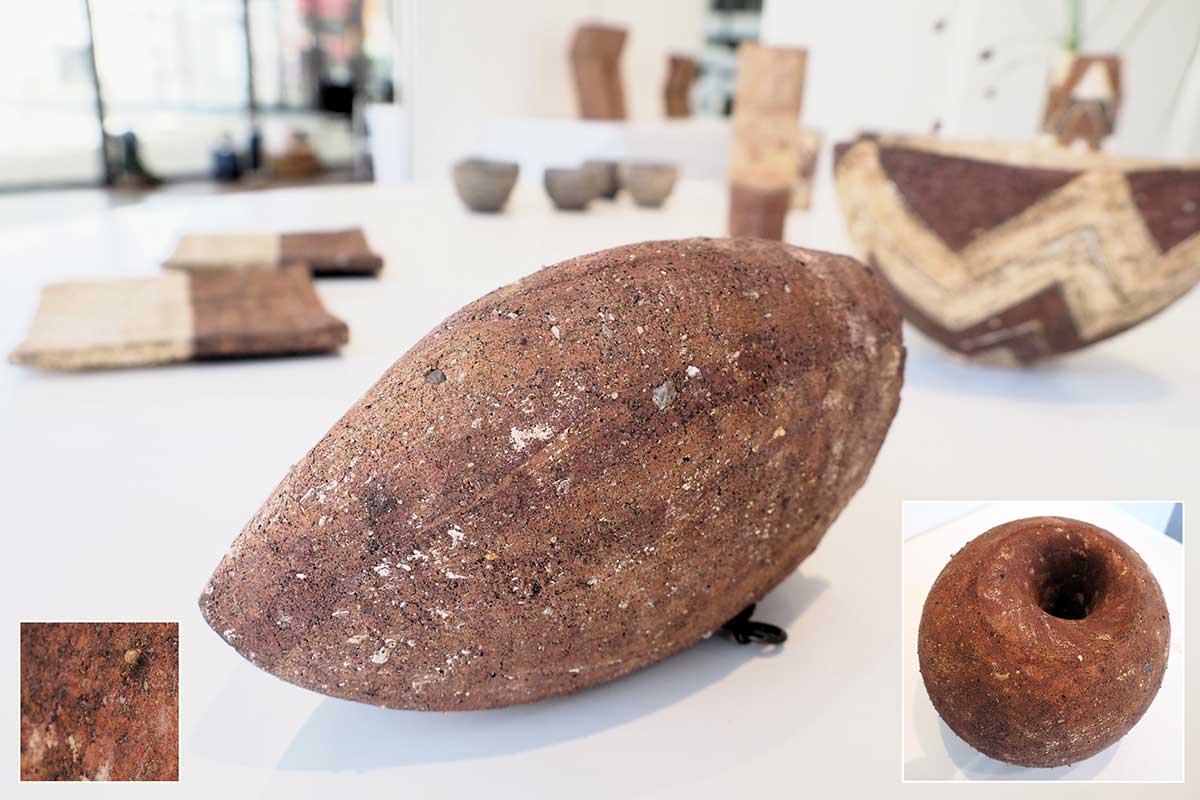 使うのは久慈の土。細かい砂粒や溶けた長石の光る粒がみえる