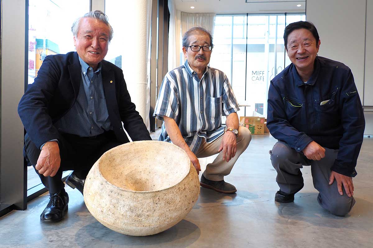 陶芸展の開催を喜ぶ(左から)野田武則さん、伊藤さん、後輩の桑畑眞一さん