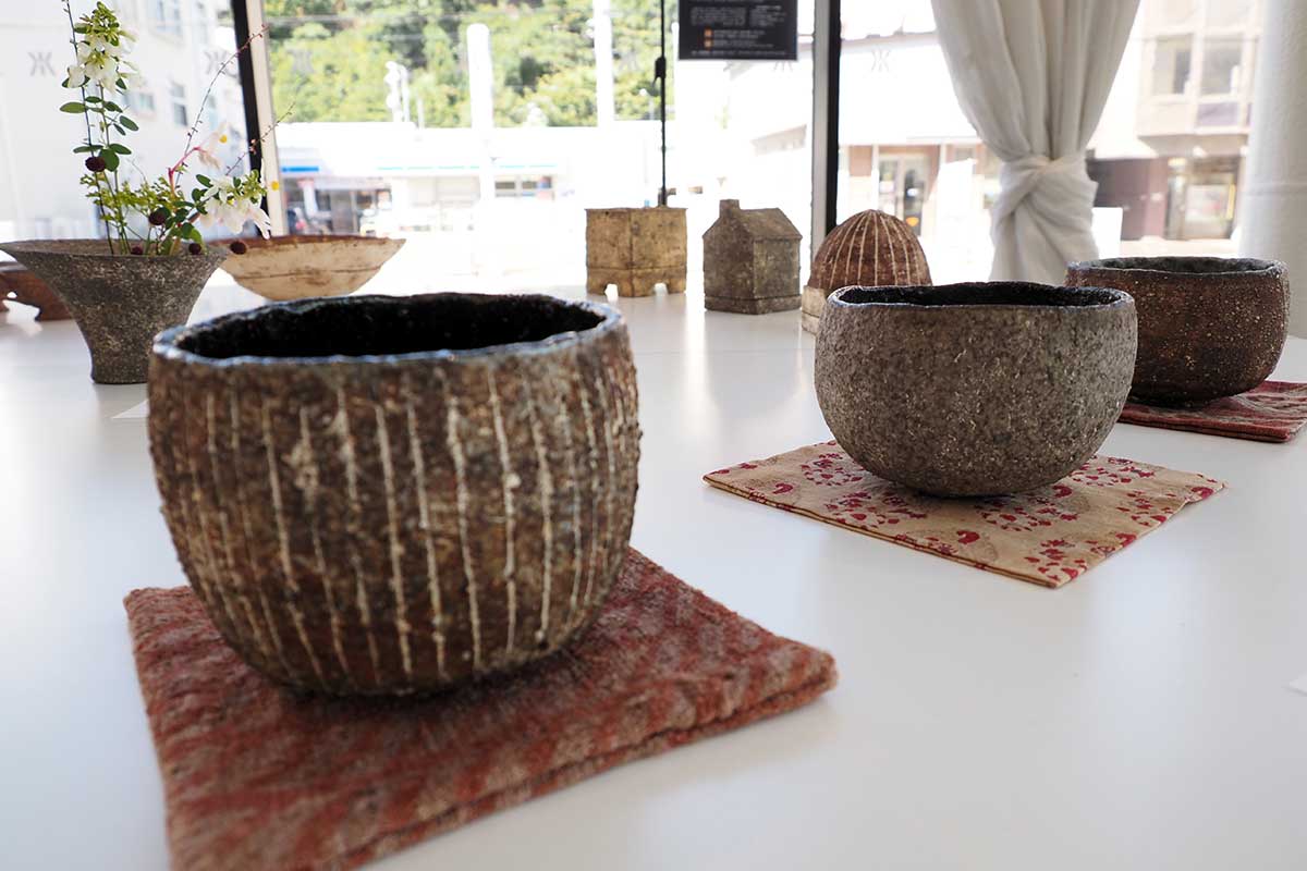 土の質感が残る抹茶椀。独特な造形が味わい深い