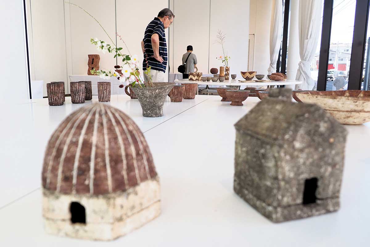 会場には土そのものの表情を味わう作品がずらりと並んだ