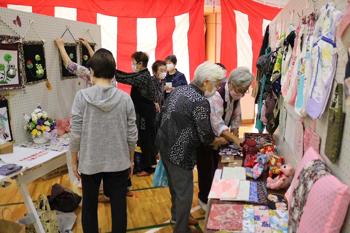 唐丹地区で活動する自主グループの作品展示。洋裁リフォームや各種手芸作品が並んだ