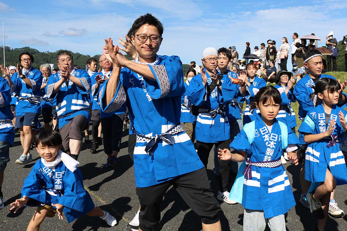 社員の子どもたちも参加し、踊りを楽しむ日本製鉄グループ=第34回釜石よいさ