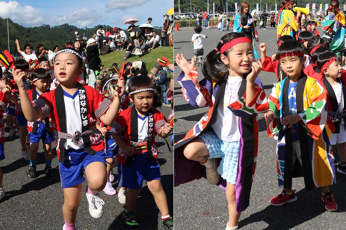 かまいしこども園は大漁旗はんてん姿(右)、上中島こども園は鳴子を手に「よいさっ!」