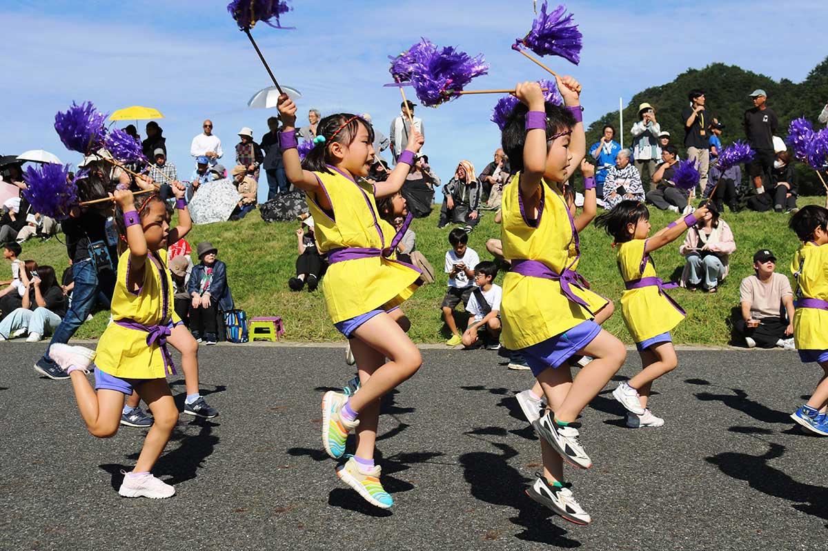 各園オリジナルの振り付けも楽しい。甲東こども園は元気いっぱいにジャンプ!