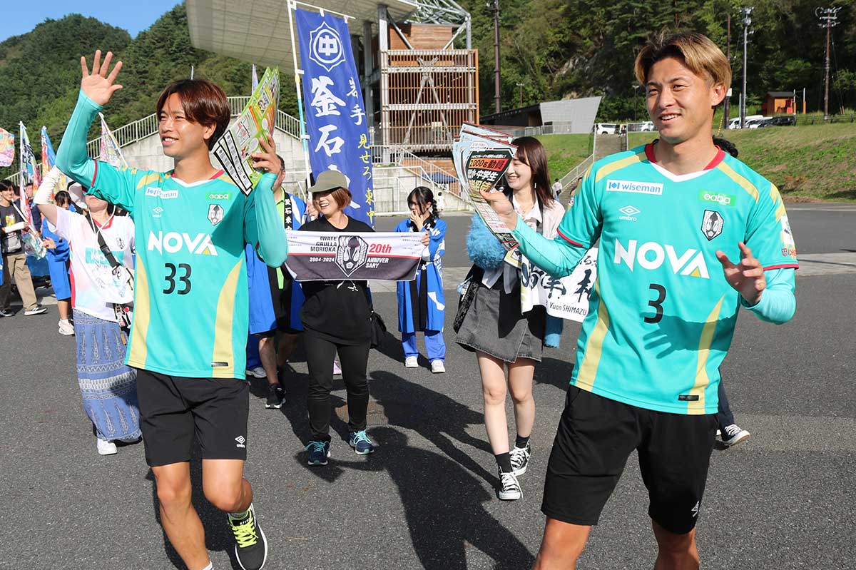 「一緒に岩手のスポーツを盛り上げよう!」 いわてグルージャ盛岡の山内舟征選手(左)、嶋津柚杏選手も踊りの輪に…