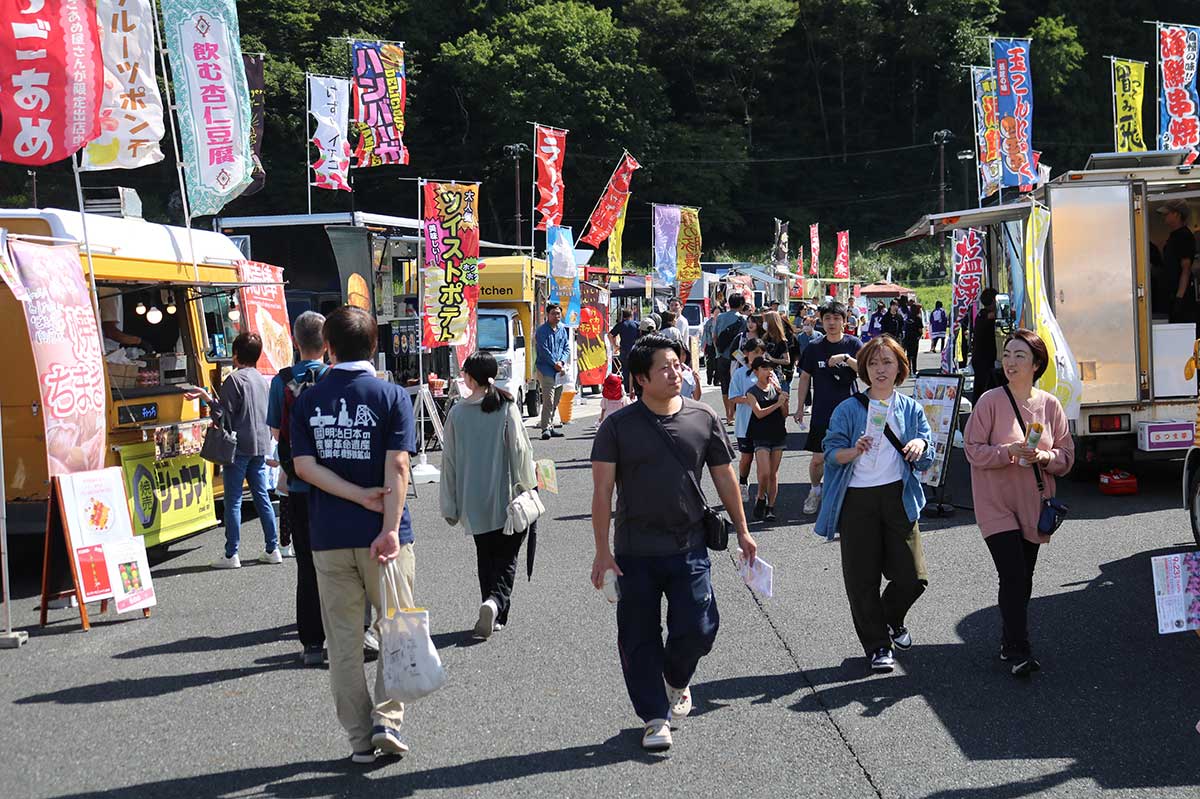 各地のグルメが大集結! 50店舗が並んだフードコーナー