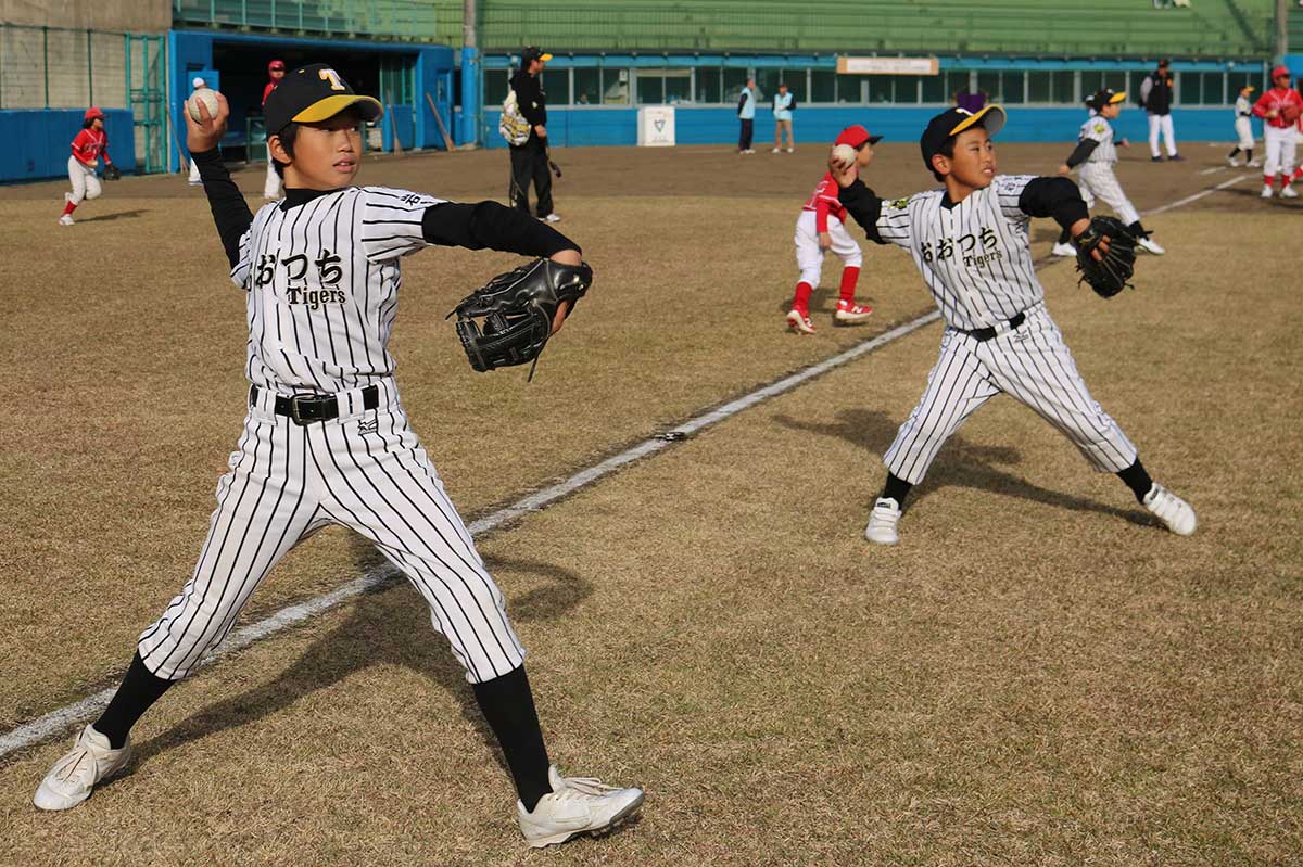 トップの形を意識しながらキャッチボールに励むおおつちタイガースの団員