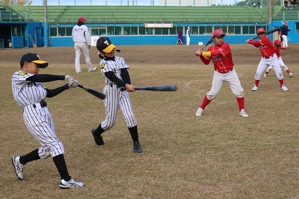 スムーズな体重移動など打撃力向上に有効なトレーニング「ウオーキングスイング」に挑戦