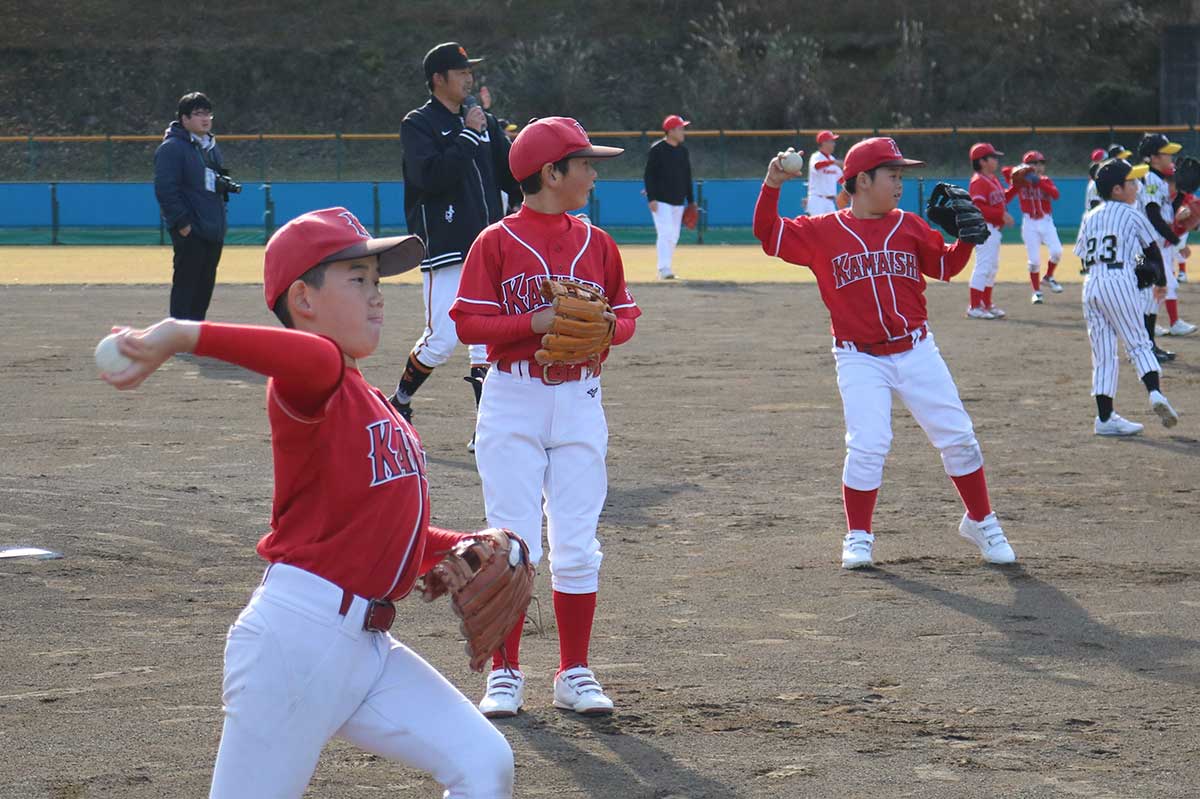 「うまくなりたい」と熱心に練習する団員。元プロ選手からの学びは大きな糧に…